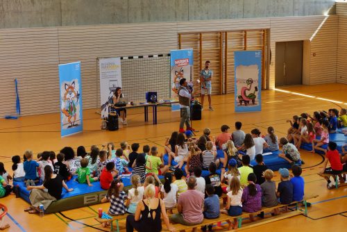 Show-Time an der Grundschule Riedberg mit interessierten Parallelklassen sowie Stephan Hübner und Denny Karran