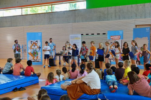 Die Klasse 4b der Grundschule Riedberg präsentieren am Veranstaltungstag ihre Radioshow.